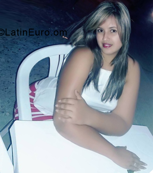 Date this attractive Colombia girl Marina from Cartagena CO24753