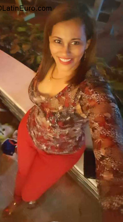 Date this sensual Dominican Republic girl Vicri from Santiago De Los Caballeros DO33780