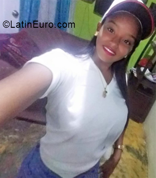 Date this sensual Dominican Republic girl Alina from Santo Domingo DO33783