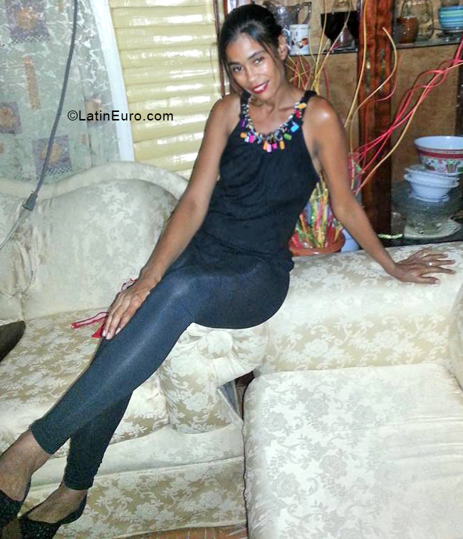 Date this happy Dominican Republic girl Elvalnia from Santo Domingo DO33877