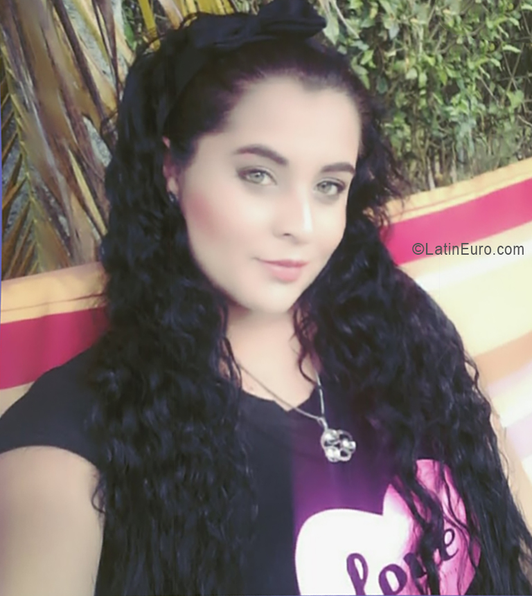 Date this good-looking Colombia girl Moon from Colombia CO24813