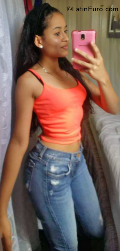 Date this athletic Dominican Republic girl Paola from Santiago DO34008