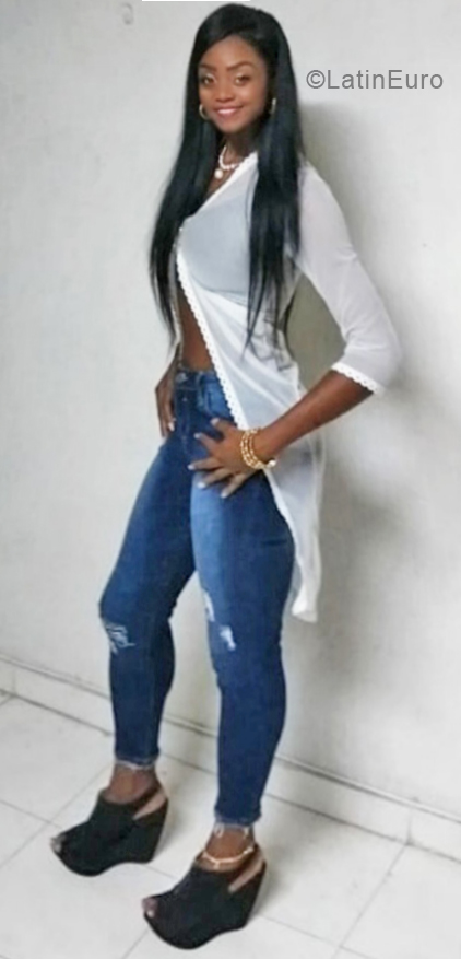 Date this foxy Colombia girl Yolima from Cali CO24890