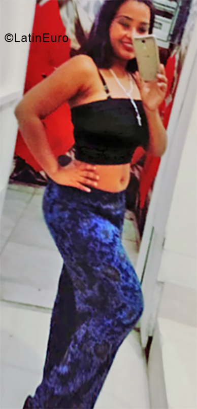 Date this sensual Dominican Republic girl Carolina from Santo Domingo DO34013