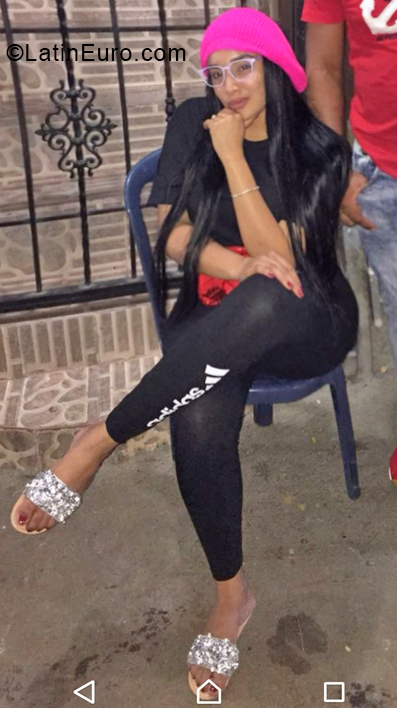 Date this happy Dominican Republic girl Mika from Santo Domingo DO34025