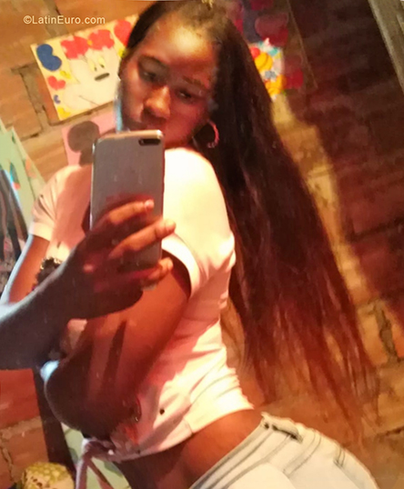 Date this lovely Colombia girl Angie from Buenaventura CO24905