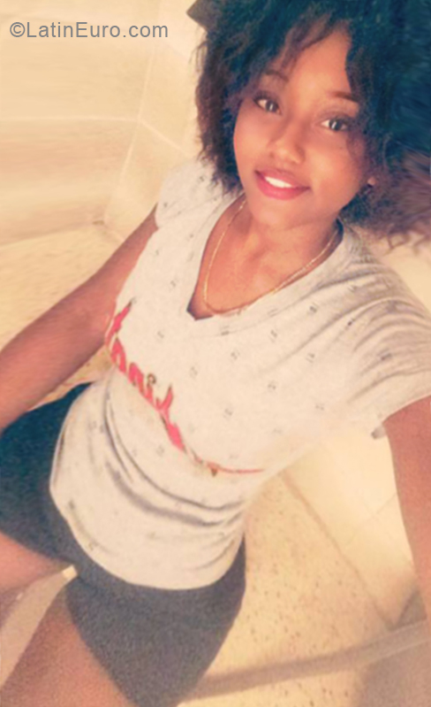 Date this lovely Dominican Republic girl Daniela from Santo Domingo DO34038