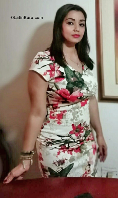 Date this foxy Colombia girl Magnolia from Cartagena CO27577