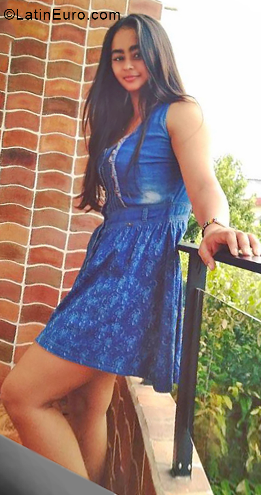 Date this georgeous Colombia girl Damariz from Bogota CO25038