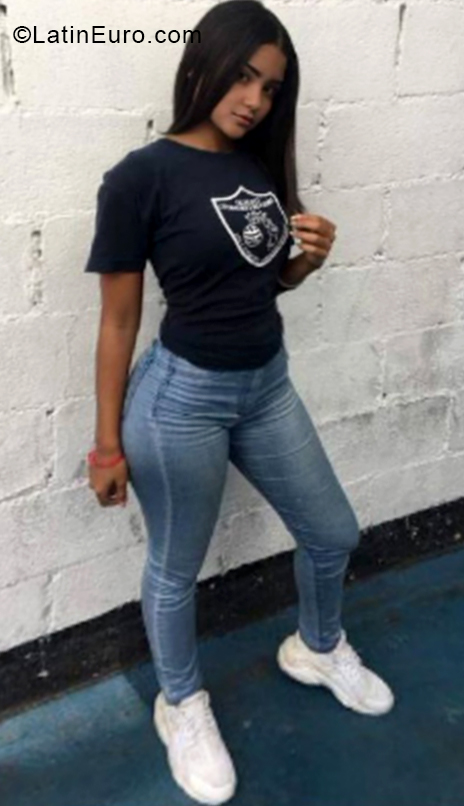 Date this attractive Venezuela girl Lucia from Miranda VE2228