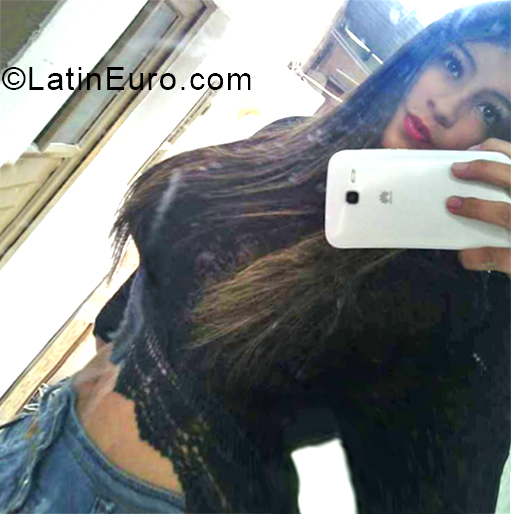 Date this sultry Colombia girl Yayis from Bogota CO25125