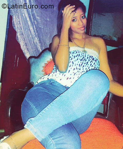 Date this stunning Dominican Republic girl Relyin from Santiago DO34344