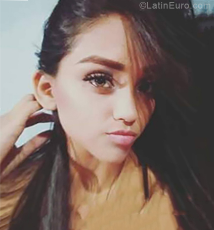 Date this lovely Venezuela girl Nahomi from Cumana VE2255