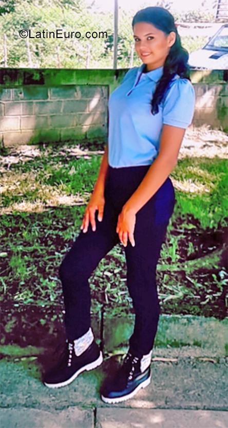 Date this pretty Venezuela girl Mari from San Carlos VE2268