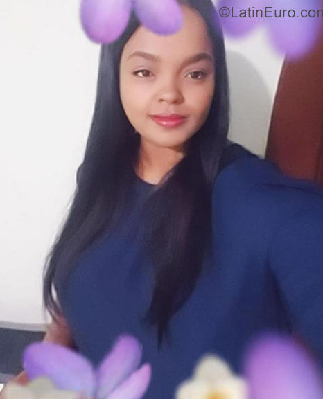 Date this nice looking Dominican Republic girl Ariela from Santo Domingo DO34529