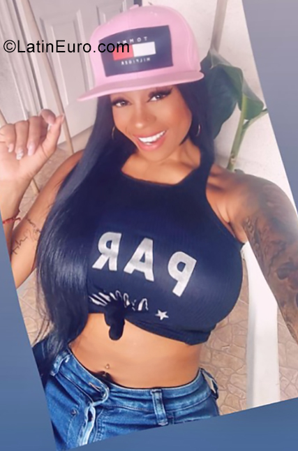 Date this voluptuous Colombia girl Marcela from Cali CO25231