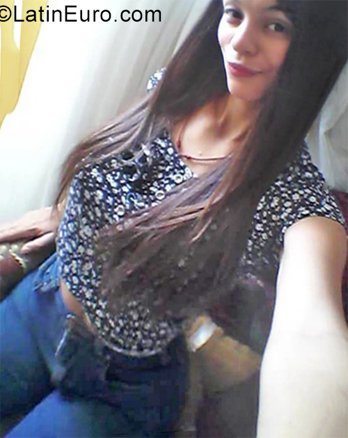 Date this pretty Venezuela girl Karen from Maracaibo VE2311