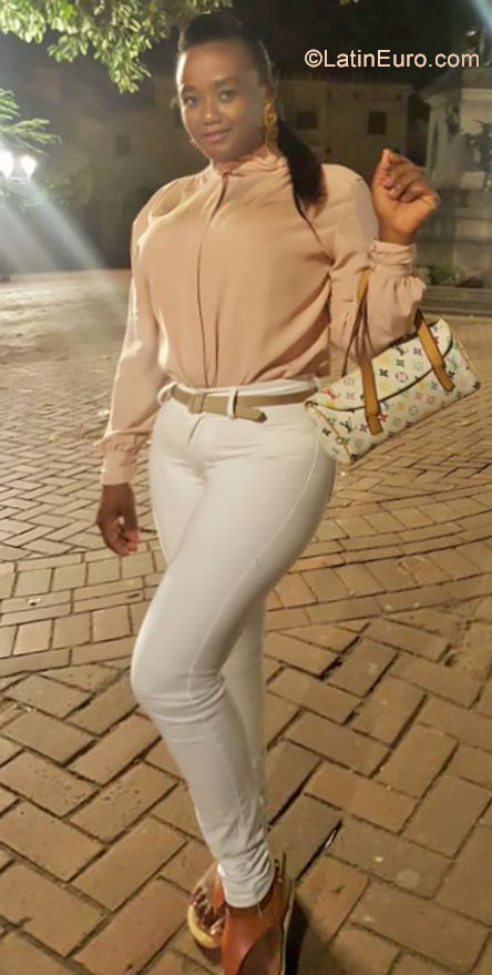 Date this sensual Dominican Republic girl Evelyn from Santo Domingo DO34587