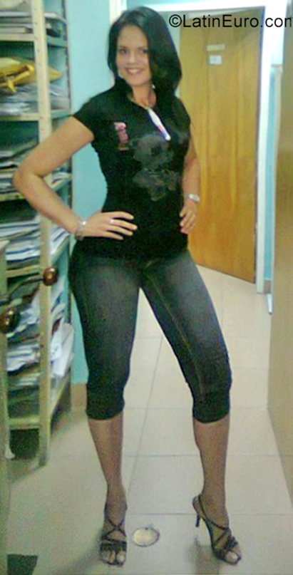 Date this hard body Venezuela girl Yerelu from Maracay VE2327