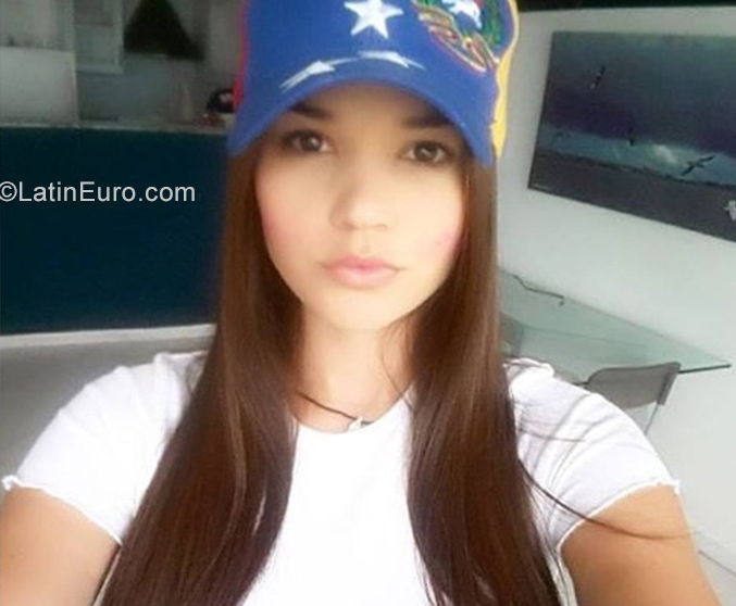 Date this voluptuous Venezuela girl Andrea from Merida VE2346