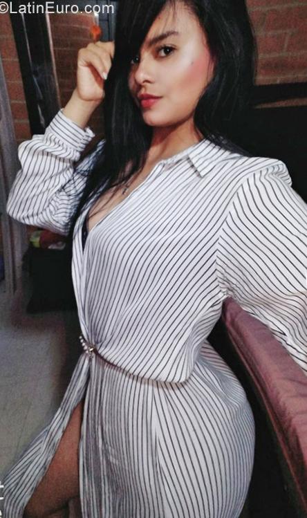 Date this georgeous Colombia girl Camila from Bogota CO25333