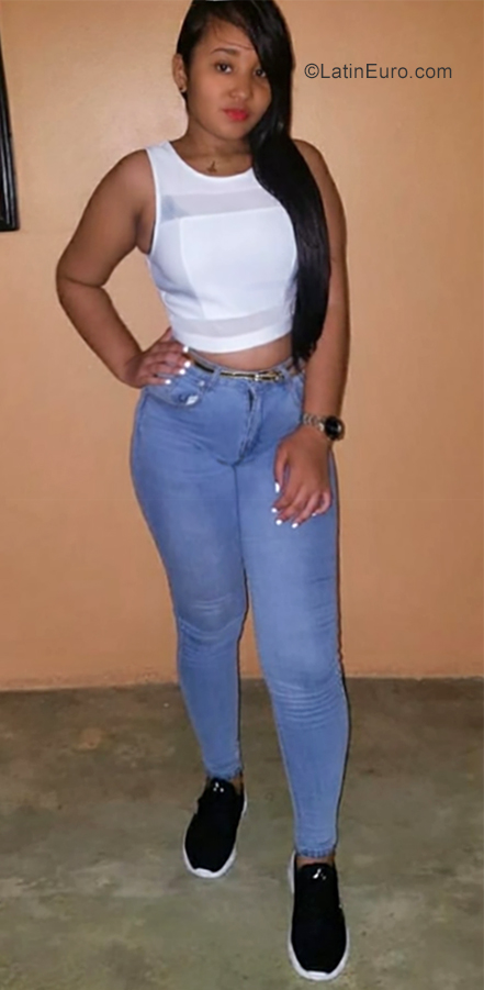 Date this stunning Dominican Republic girl Antonia from Santo Domingo DO34815