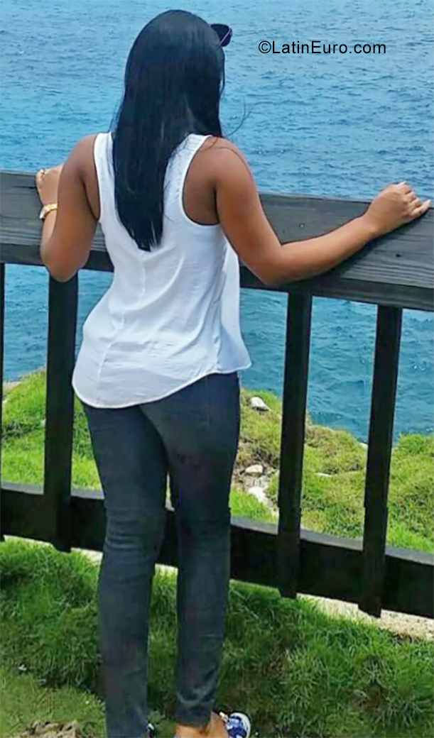 Date this attractive Dominican Republic girl Adelin from Santo Domingo DO34849