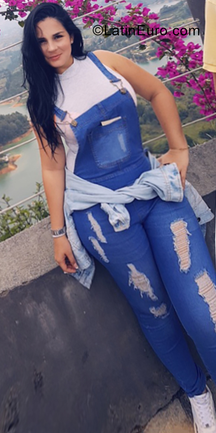 Date this happy Colombia girl Criss from Medellin CO25392