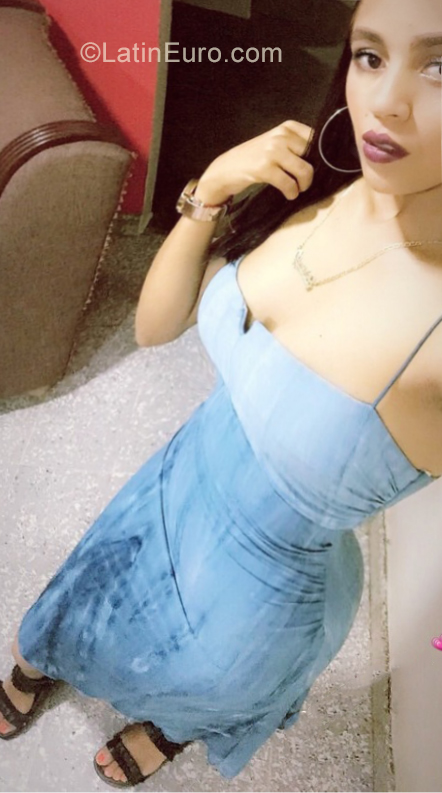 Date this sultry Dominican Republic girl Kariny from Santiago DO34916