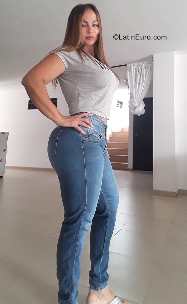 Date this beautiful Colombia girl Claudia from Cali CO27990