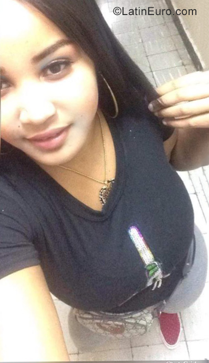 Date this stunning Dominican Republic girl Winifer from Santo Domingo DO34962