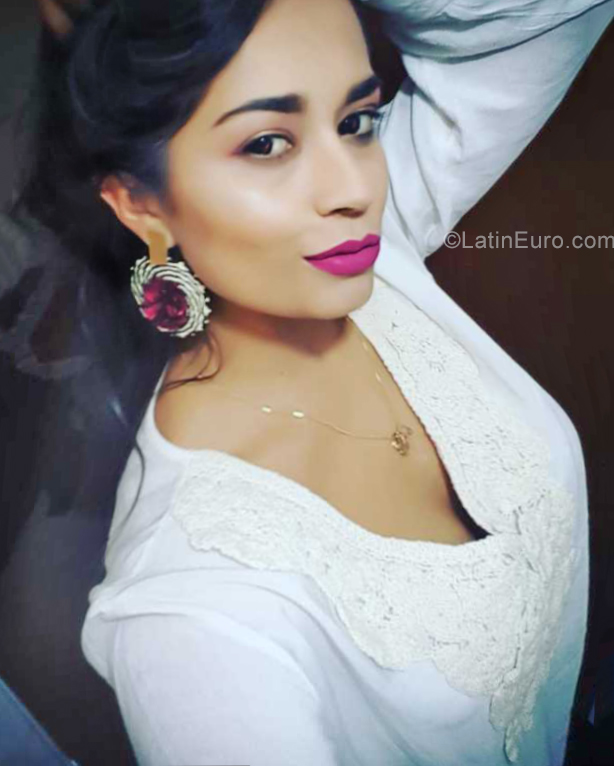 Date this good-looking Colombia girl Carol from Bogota CO25475