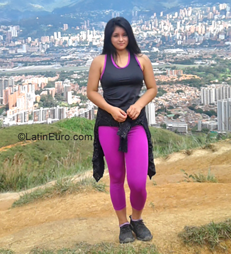 Date this attractive Colombia girl Maria Elena from Cali CO25479