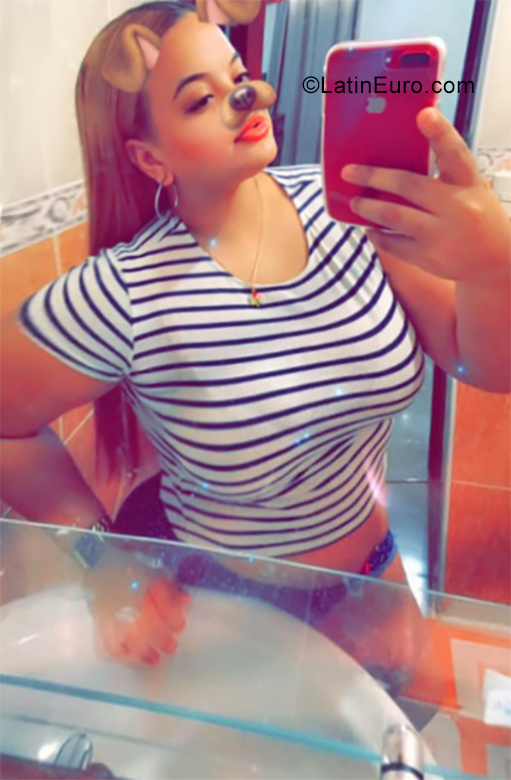 Date this foxy Dominican Republic girl Michell from Santiago DO35054