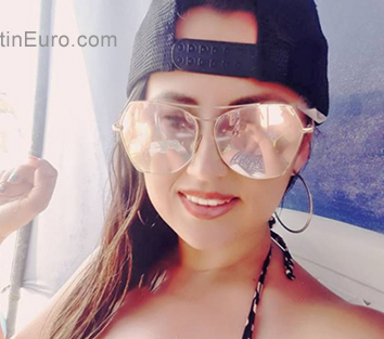 Date this nice looking Colombia girl Carolina from Ibague CO25508