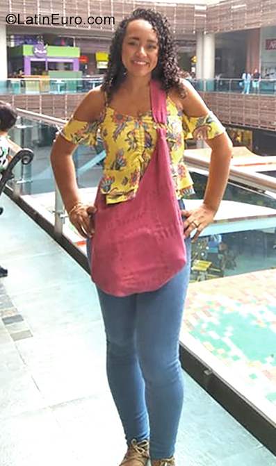 Date this stunning Colombia girl Anita from Cali CO25524