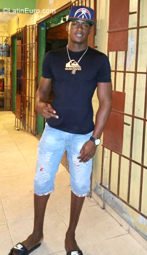 Date this tall Dominican Republic man Jose migue from Santos Donmigo DO35114