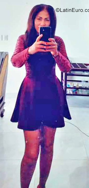 Date this foxy Dominican Republic girl Avril from Santo Domingo DO35139