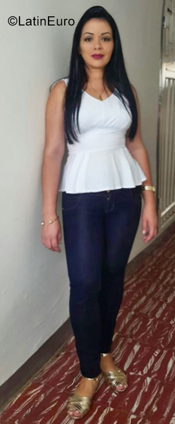 Date this good-looking Colombia girl Adriana from Colombia CO25551