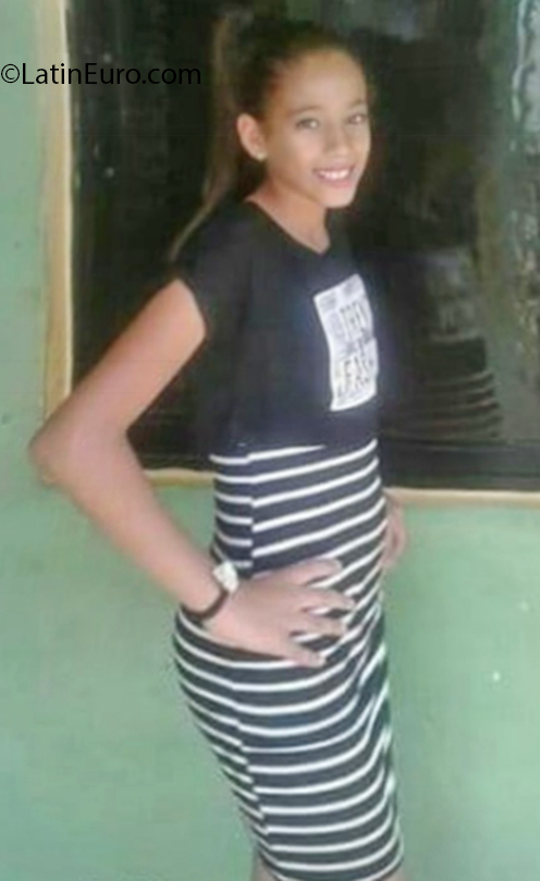 Date this good-looking Dominican Republic girl Bella from Santo Domingo DO35193