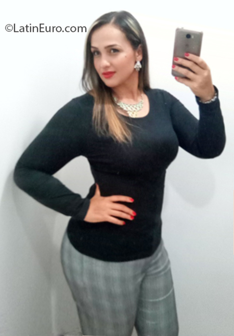 Date this hard body Colombia girl Liliana from Medellín CO25559