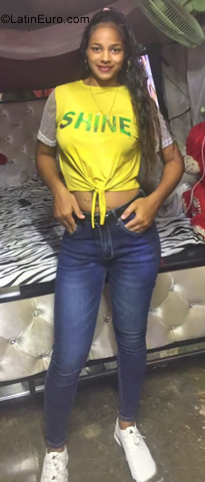 Date this stunning Dominican Republic girl Esmeralda from Santo Domingo DO35262