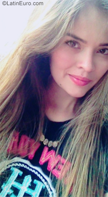 Date this voluptuous Colombia girl Gina from Colombia CO25612