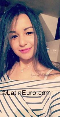 Date this nice looking Colombia girl Daniela from Bogota CO25641