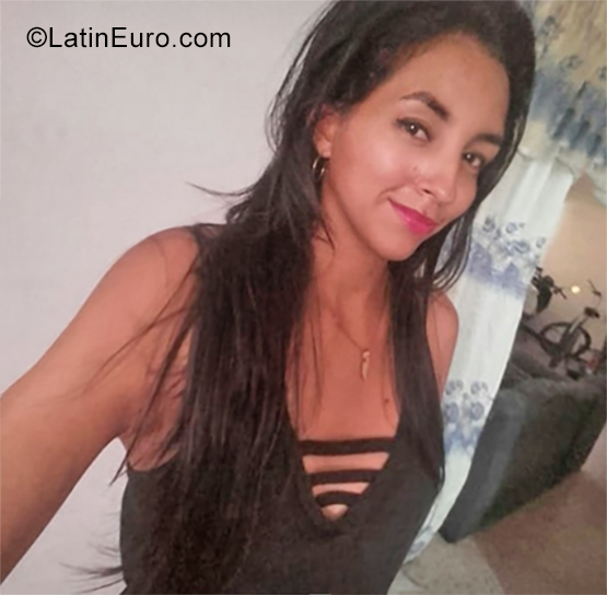 Date this nice looking Colombia girl Andrea from Cali CO25674
