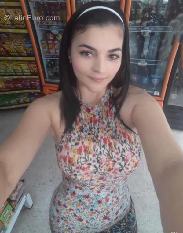 Date this cute Colombia girl Andrea from Cali CO25680