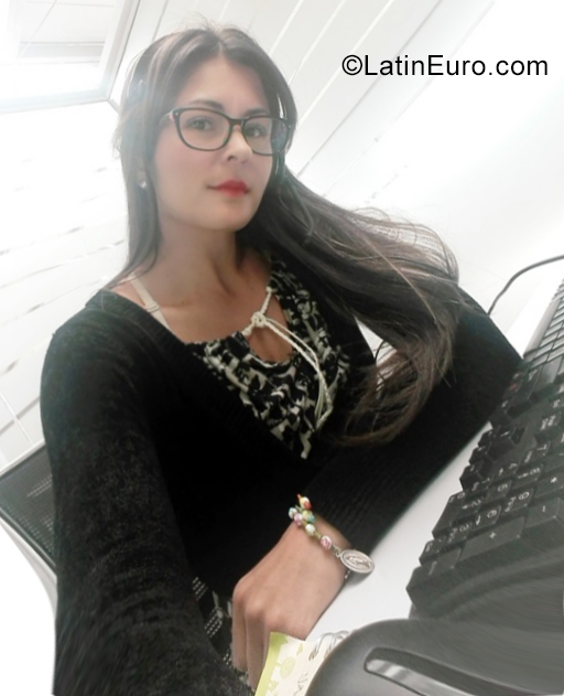 Date this charming Colombia girl Samanta from b CO25700