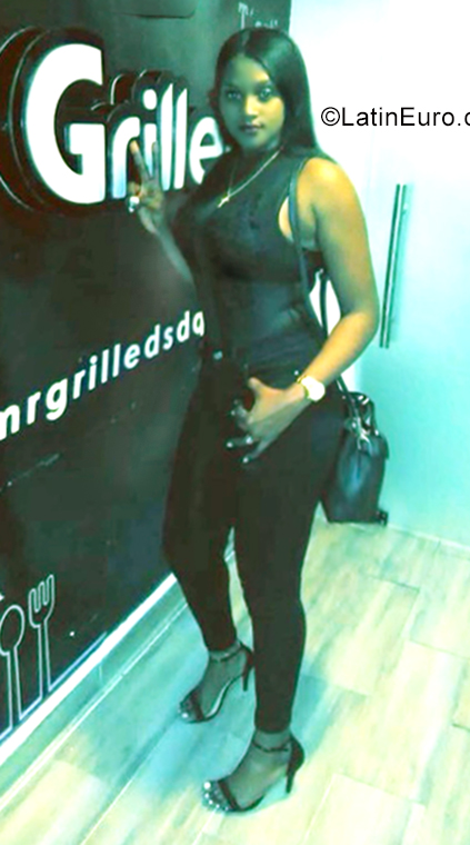 Date this voluptuous Dominican Republic girl Charina from Santo Domingo DO35412