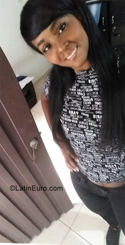 Date this young Colombia girl Linda from Cali CO25748