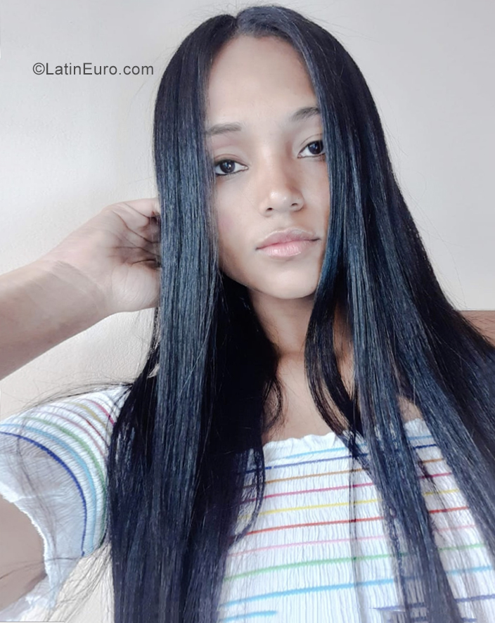 Date this attractive Colombia girl Cindy from Bogota CO25757